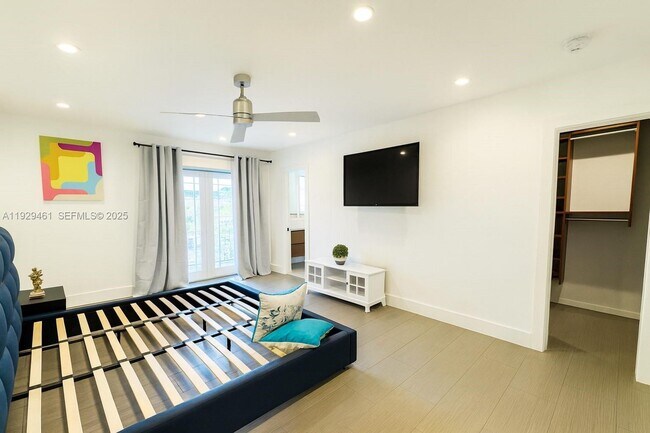 Building Photo - 1987 NE 123rd St