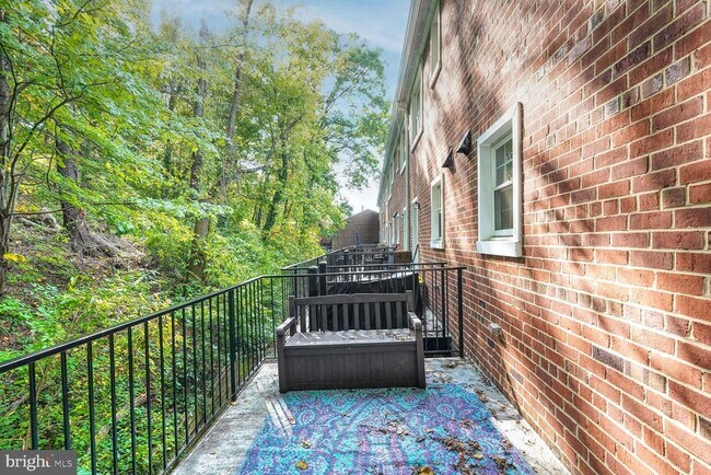 Building Photo - 2601 S Walter Reed Dr