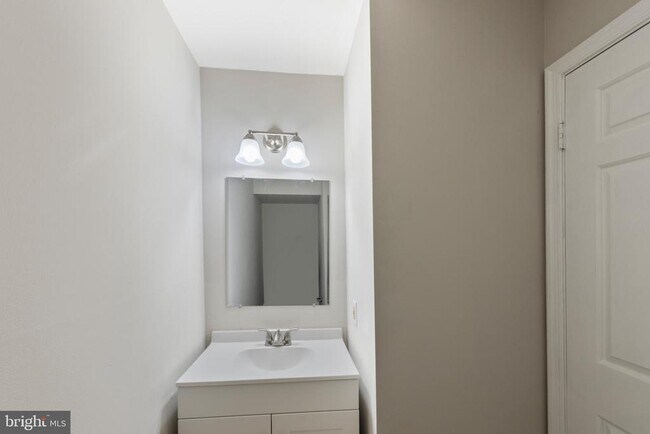 Building Photo - 20 Rhodes Pl