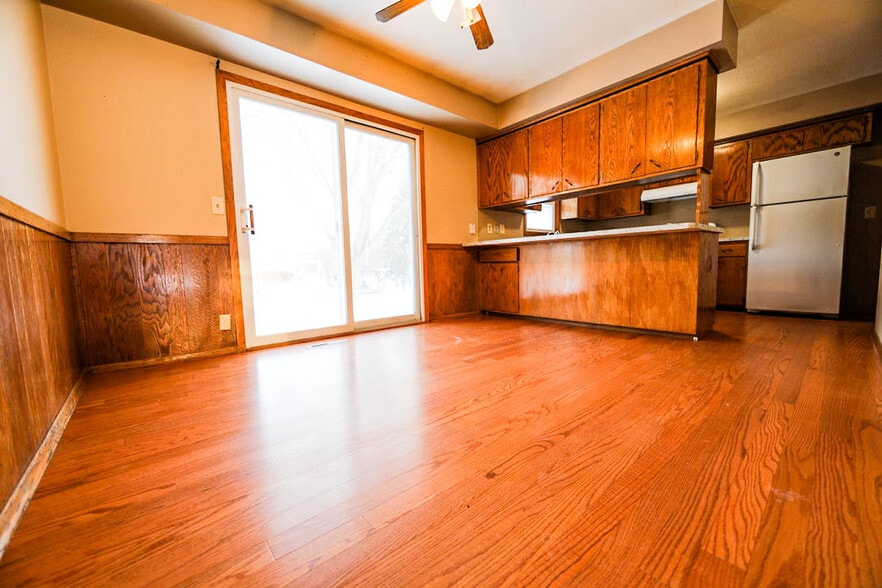 Informal dining - 13113 Irving Ave S