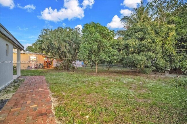 Building Photo - 3030 NW 16th St