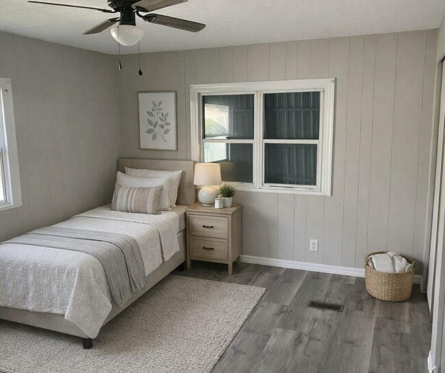 Building Photo - 1250 Lakeview Dr