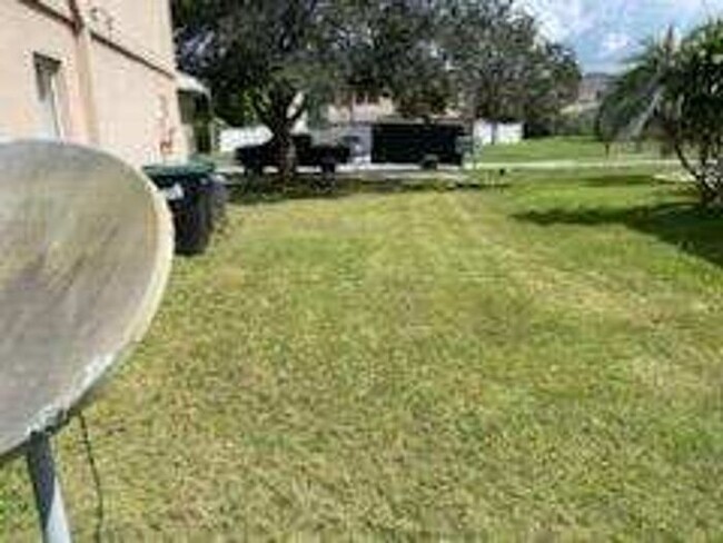 Building Photo - Large 4 Bedroom 2 & 1/2 Bath - 2 story Hom...