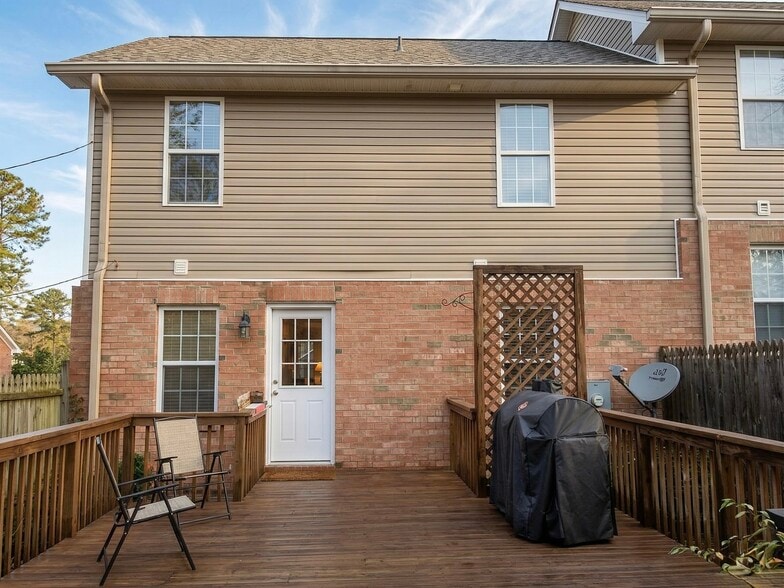 Building Photo - 200 Clover Ct