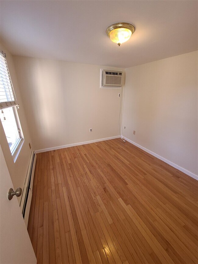 Building Photo - 356 4th St
