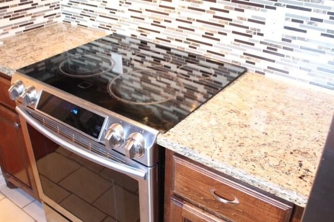 Building Photo - 2 Bedroom, 2.5 Bath, Water Included in Rent!