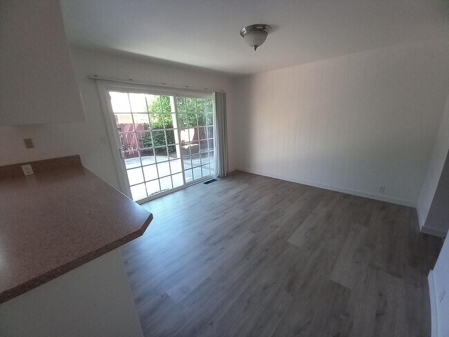 Building Photo - 94-98 Amherst Av.