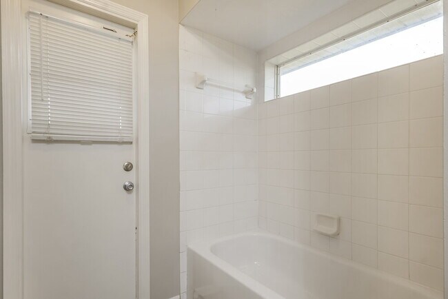 Building Photo - 719 Roma Ave S