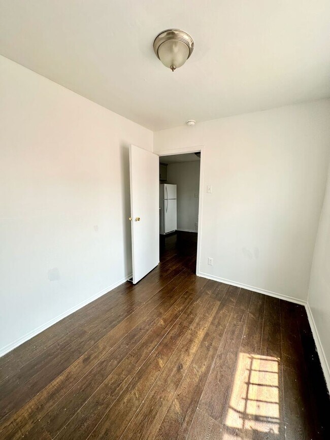 Building Photo - Baring Cross &amp; 92nd