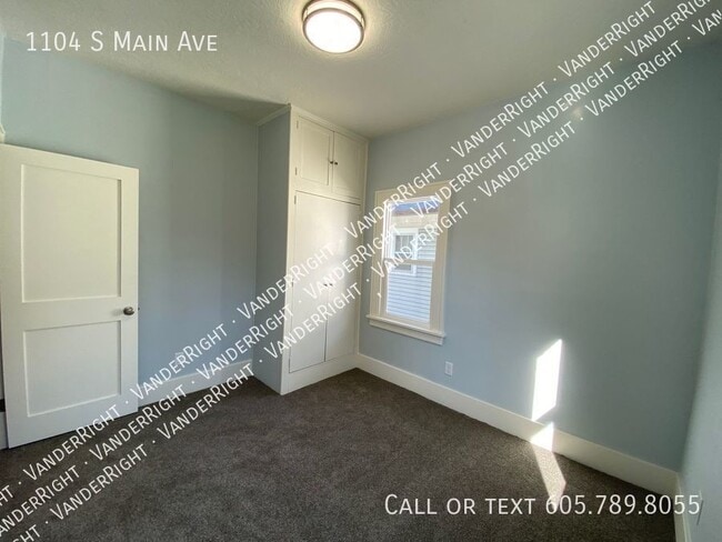 Building Photo - Charming 3 Bedroom House With Office & Fen...