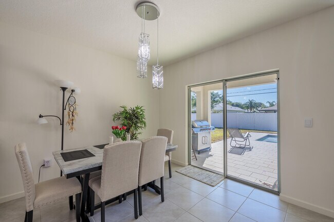 Building Photo - 2402 SE Gillette Ave