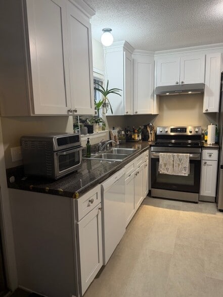New kitchen and glass top range looking from table area - 826 Murrell Rd