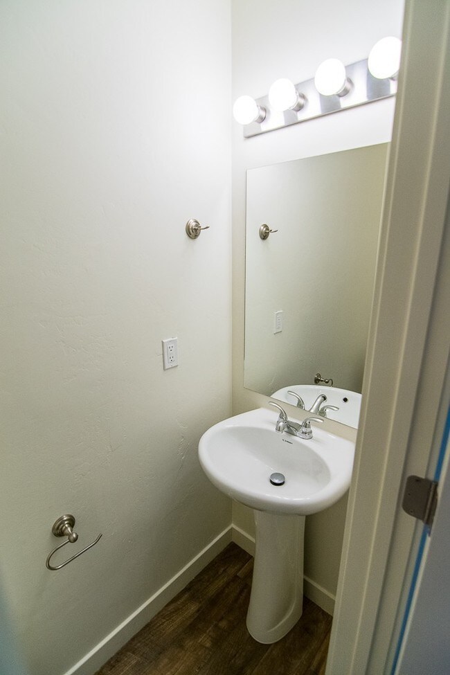 Building Photo - THE LOCHS! Gorgeous Townhome