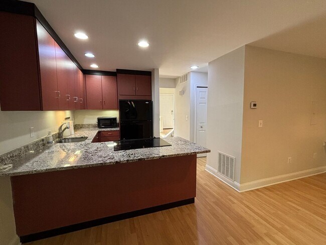 Building Photo - Adorable 1 bedroom 1.5. bath end unit townhouse in Annapolis