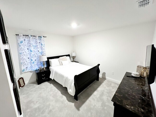 Building Photo - 10840 SW Vasari Way