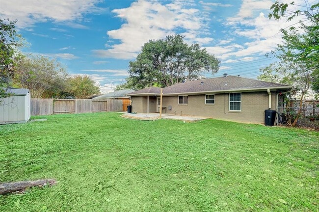 Building Photo - 2207 Stonecrest Dr