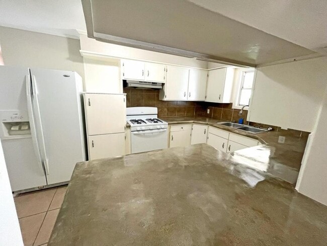 Building Photo - 701 Gardenia Ln