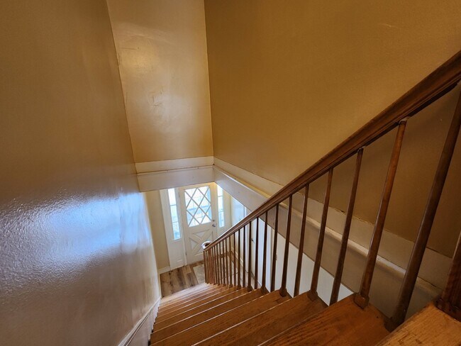 Building Photo - Large 4-Bedroom Home with a Spacious Layout.