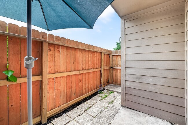 Building Photo - 10615 Briar Forest Dr