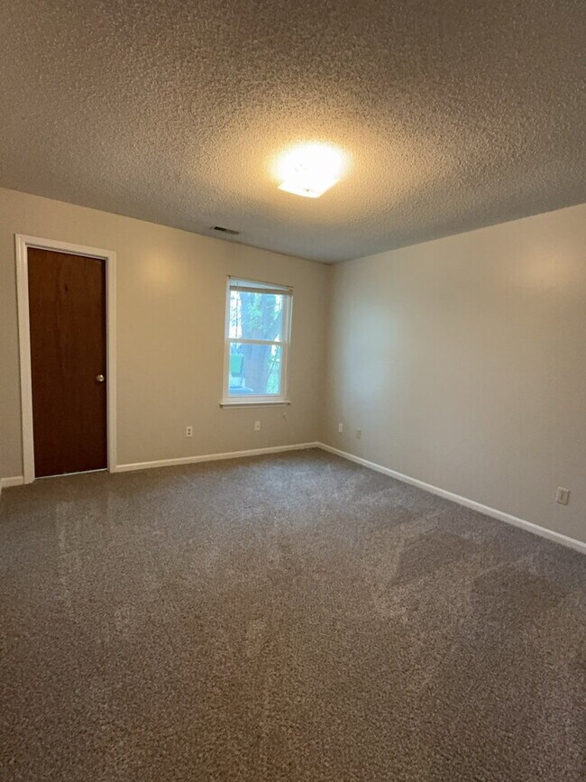 Building Photo - 233 Easy St