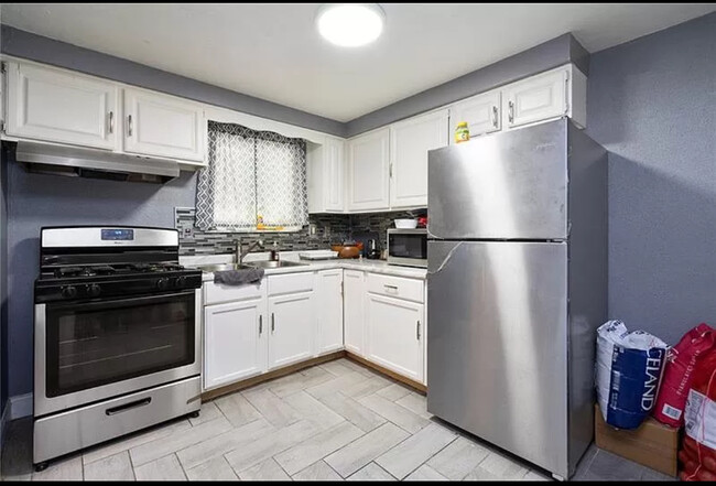 Kitchen - 2701 Woodstock Ave