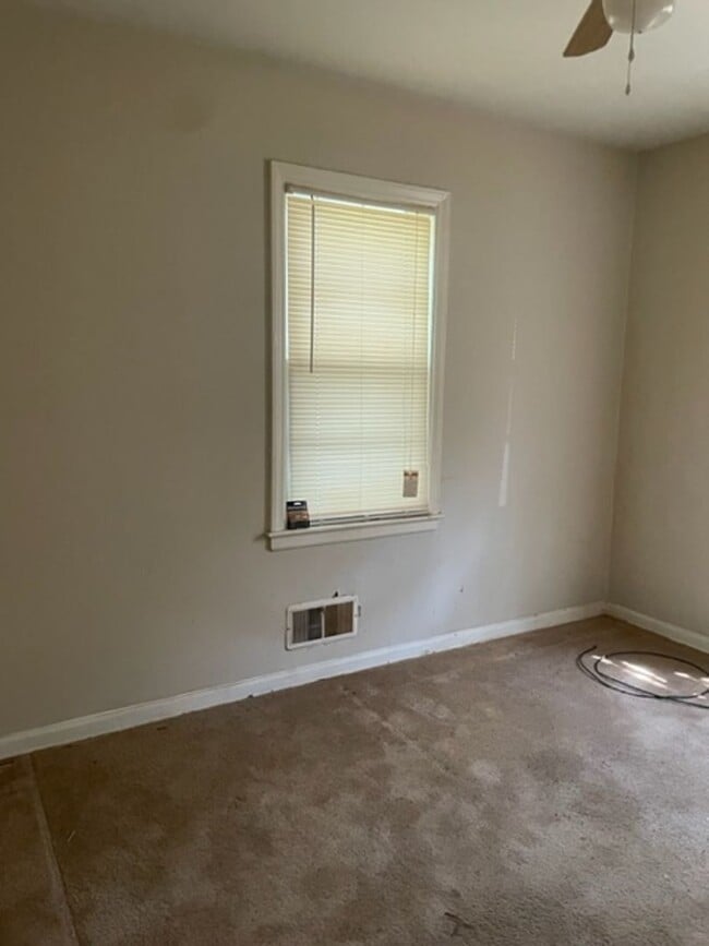 Building Photo - Three Bedroom One bathroom home for Rent