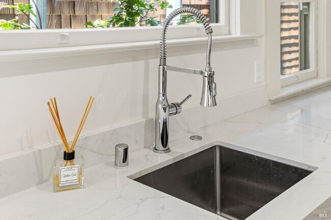 Building Photo - 31 Acacia Ave