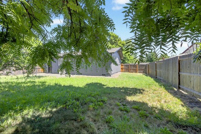 Building Photo - Modern 2-Bedroom Duplex with New Kitchen &...