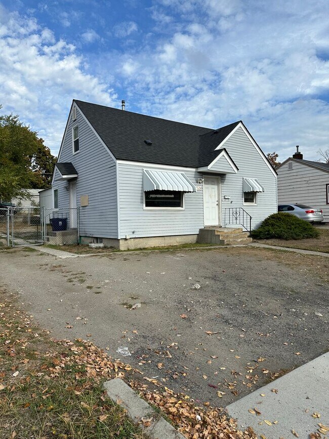 Building Photo - 3 Bed 1 Bath Shadle Park Home - Large Garage