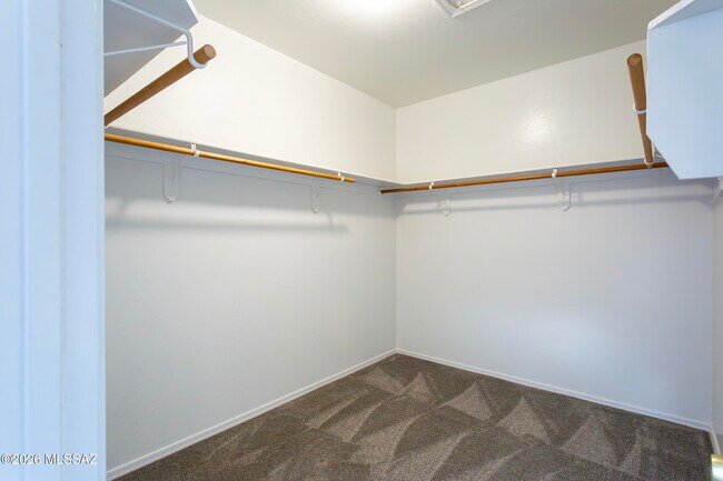 Building Photo - 392 Falcon Ct