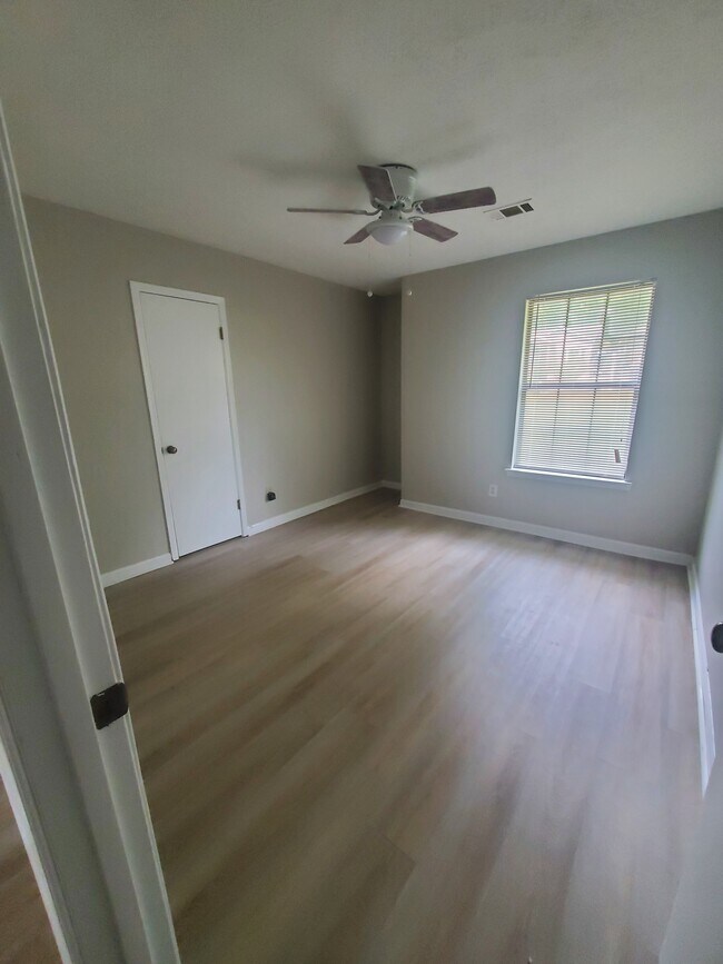 Building Photo - 313 Peachtree Dr