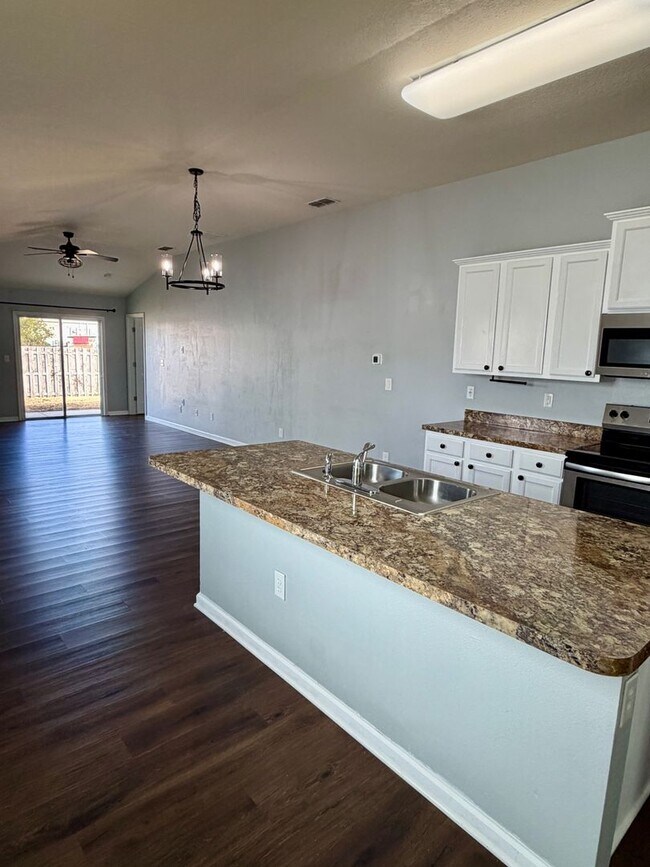 Building Photo - 3/2 GREAT location