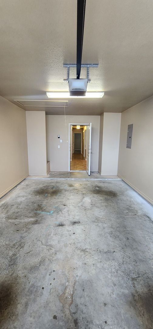 Building Photo - 2 bedroom 2 bath close to Clear Creek 8/12 move in date