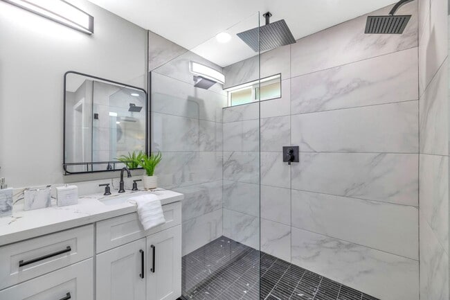 Building Photo - 7509 N Vía Del Elemental