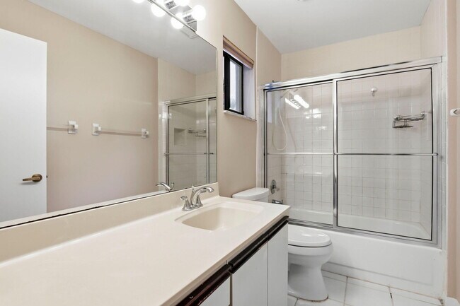 Building Photo - 6170 Bay Isles Dr