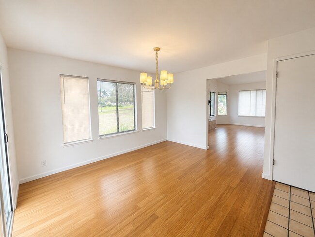 Building Photo - Beautiful Royal Oaks Home