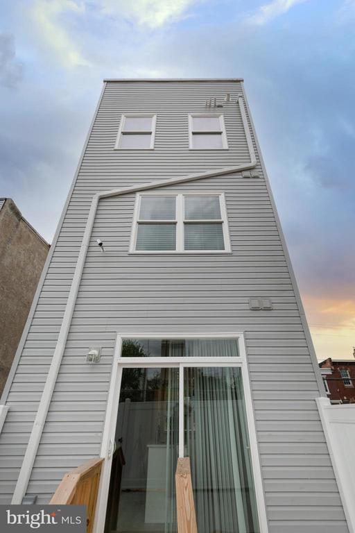 Building Photo - 2550 N Howard St