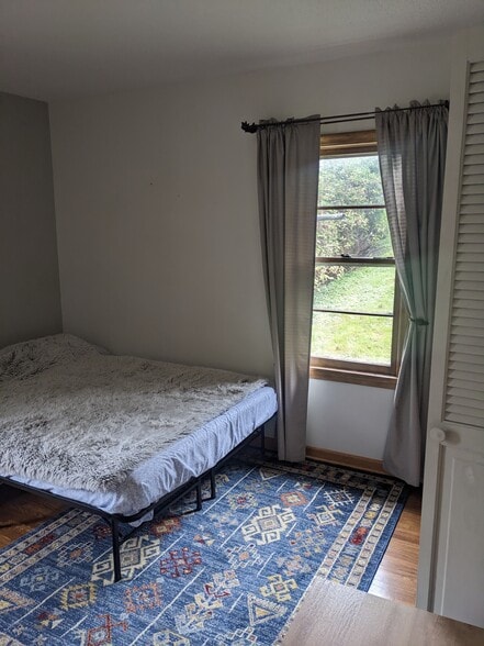 Building Photo - 643 36 1/2 Ave NE