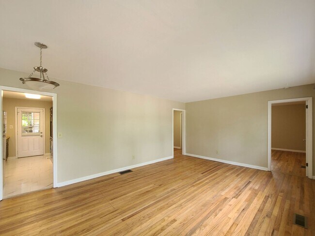 Building Photo - Cutest Bungalow in the Heart of Hapeville 3 bed/2 bath
