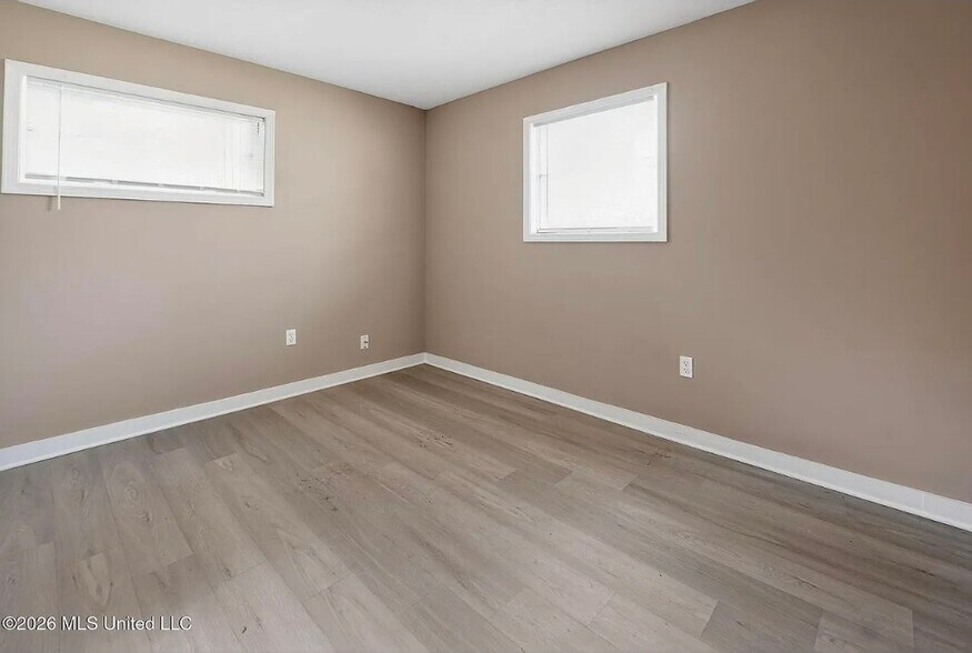 Building Photo - 2920 Lakewood Dr