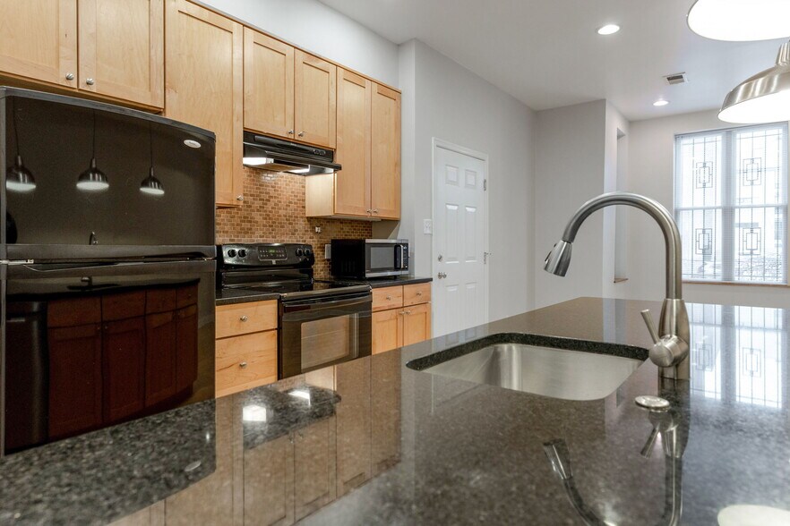 Building Photo - 1448 Newton St NW