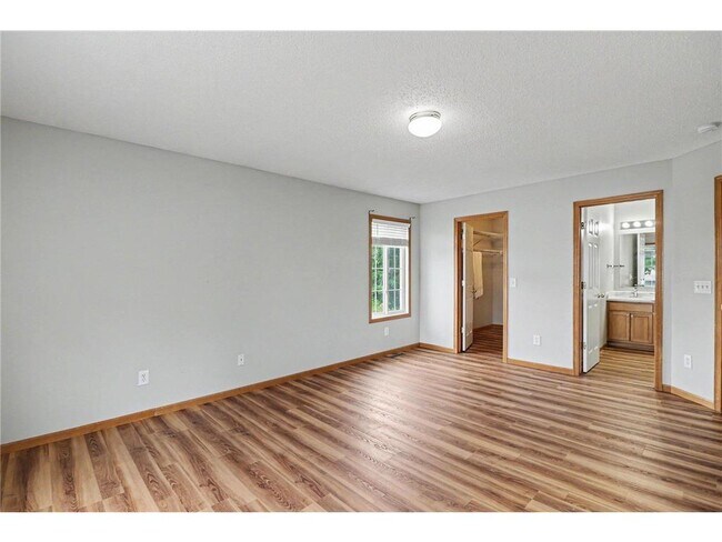 Building Photo - 130 River Woods Dr W