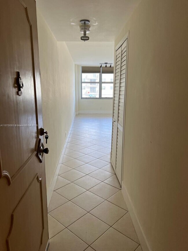 Building Photo - 9225 Collins Ave