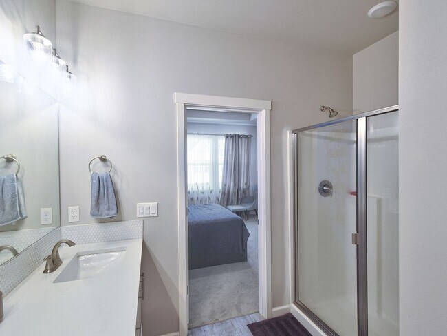Building Photo - Like New Reed's Crossing Townhouse! Available Now!!