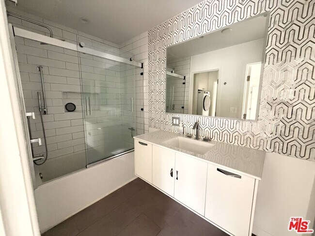 Building Photo - 4900 Overland Ave