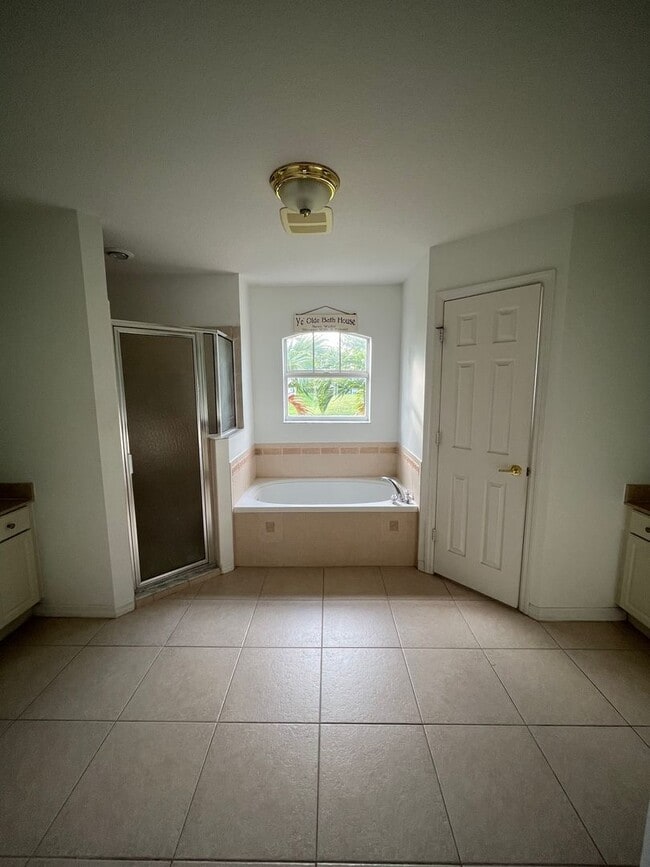 Building Photo - Convenient 3/2/2 PSL Home with Backyard Oa...