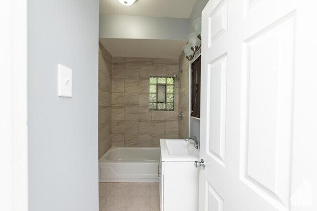 Building Photo - 1 bedroom in Chicago IL 60642