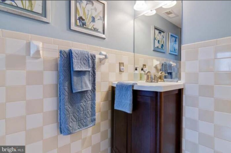 Building Photo - 1812 N Spring St