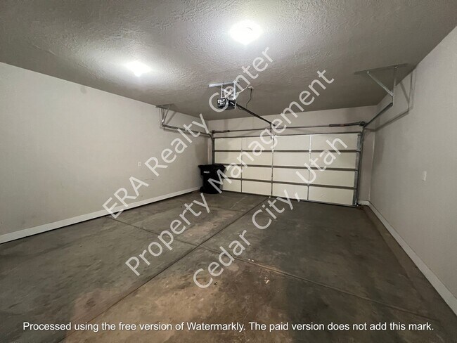 Building Photo - 1677 N Main St