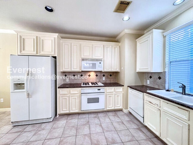 Building Photo - 2244 La Branch St